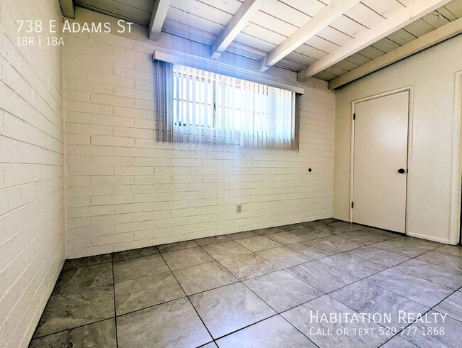 Building Photo - Pre-Lease!! Spacious 1 bed/1 bath Universi...