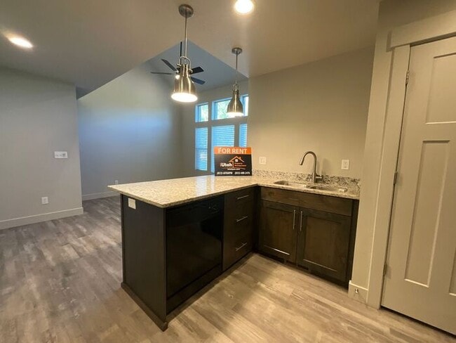 Building Photo - 2 bedroom 2 1/2 bath Townhouse 2 car garage.