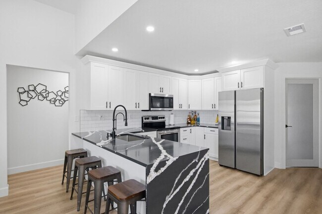 Building Photo - Pool Home