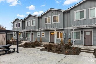 Building Photo - Immaculate Townhouse w/2-Car Garage
