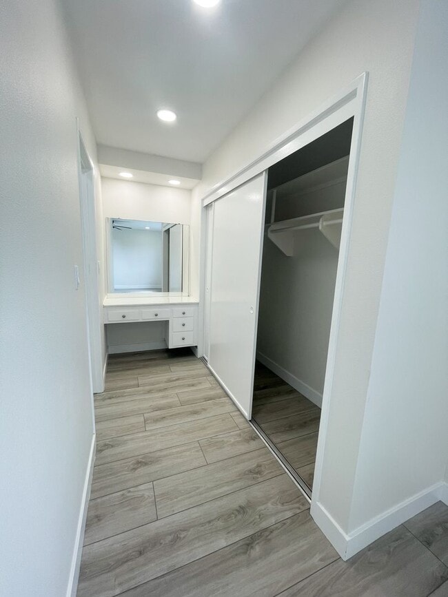 Building Photo - 3 bedroom 2 bath home in desired neighborhood