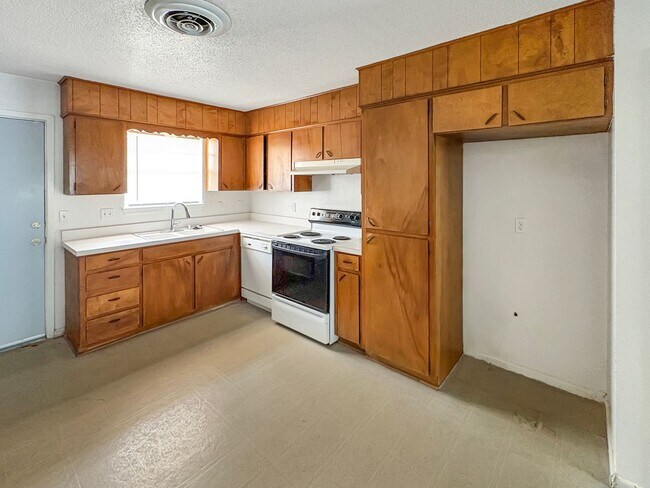 Building Photo - 701-703 East Sunset Circle