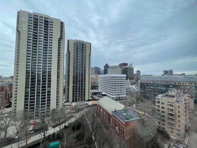 Building Photo - 2 Hawthorne Pl