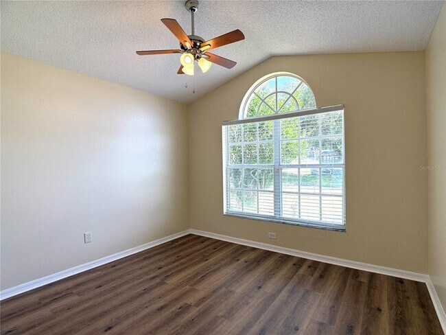 Building Photo - 526 Pine Cone Dr