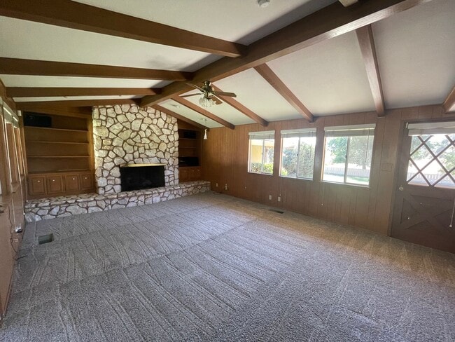 Building Photo - Custom home located next to Oakdale Country Club!