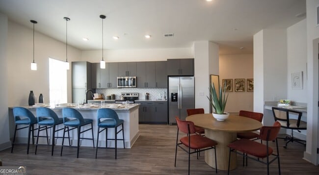 Building Photo - 1000 Rea Dr SW