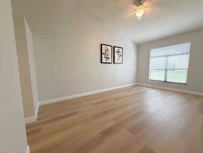 Building Photo - 6240 Fairskies Dr