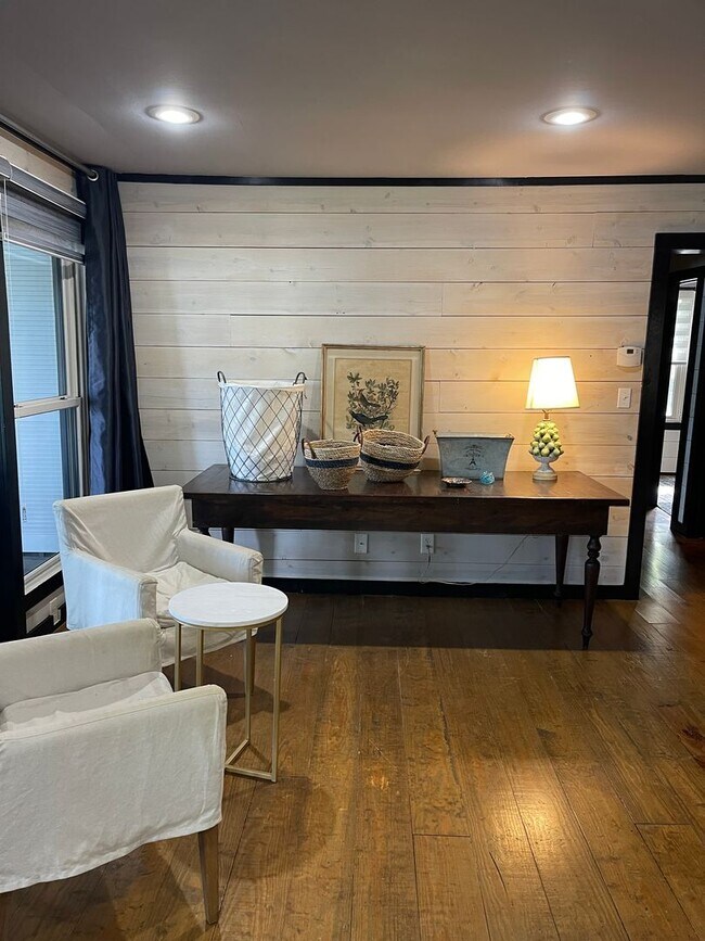 Building Photo - Unique LAKE FRONT cabin for Lease! Steps to water, BEAUTIFUL VIEW! Beaver Lake Garfield area.