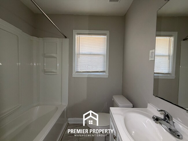 Building Photo - Spacious 3BR Memphis Home w/ Hardwood Floors, Open Kitchen & Fenced Yard