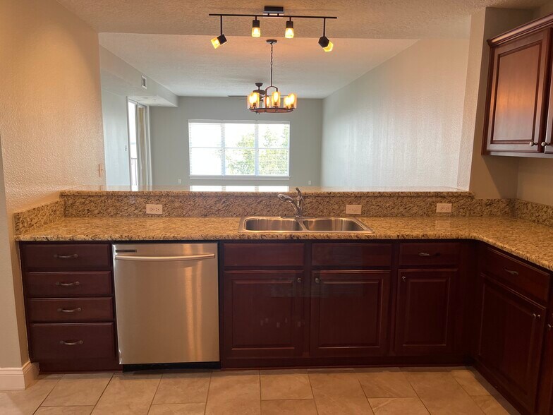 Kitchenkitchen - 225 W Seminole Blvd