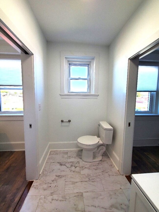 Building Photo - Beautiful 2BR/1BA Apartment with Utilities Included – Prime Downtown Location