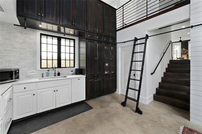 Building Photo - 813 1/2 E 13th St