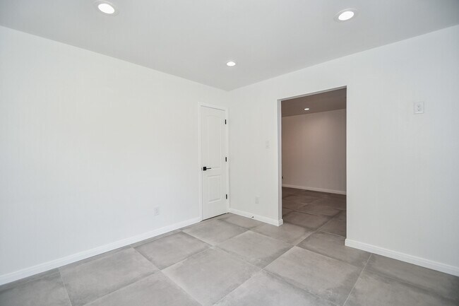 Building Photo - 1034 W Donovan St