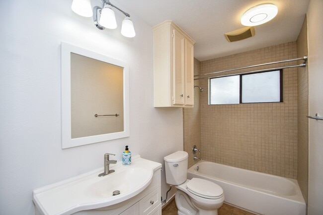 Building Photo - 15803 Lakedale Dr