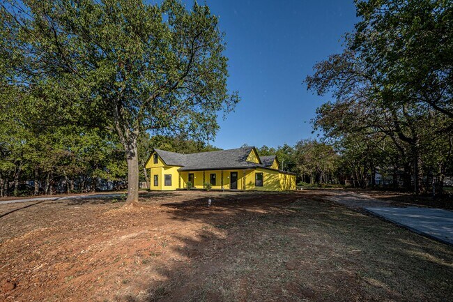 Building Photo - 731/735 8th Yellow Duplex