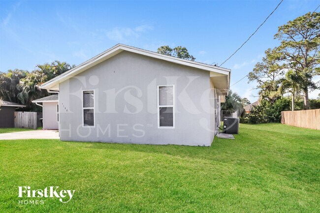 Building Photo - 1158 SW Hunnicut Ave