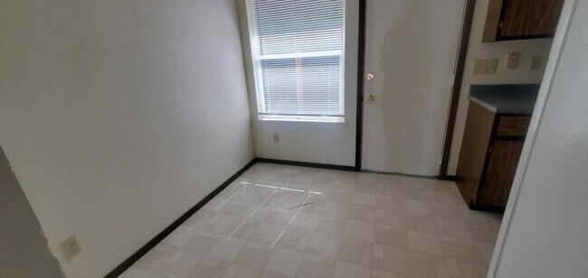 Building Photo - 906 Hersinger Pl