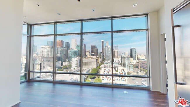 Building Photo - 1100 S Hope St