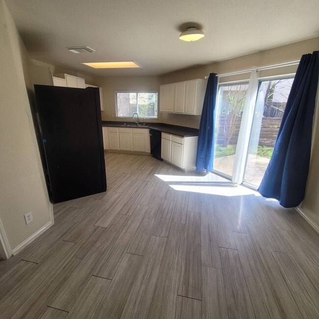 Building Photo - Perfectly Located near Medical Center