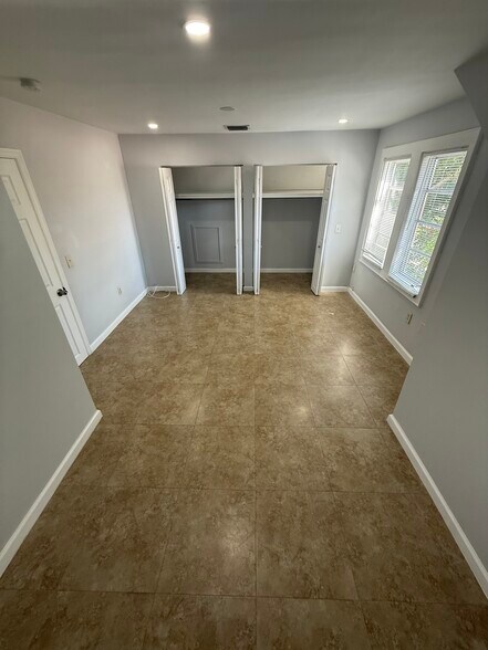 Building Photo - 1410 SW 19th Ter