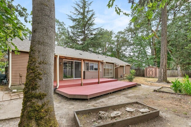 Building Photo - Must See! 3 bed/2 bath home with amazing private backyard - Double Garage/Community Pool