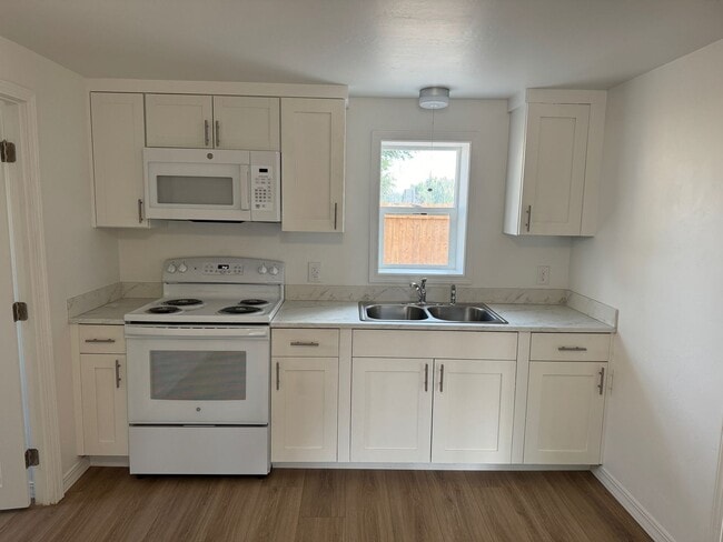 Building Photo - Cozy Remodeled 2 Bedroom, 1 Bathroom Home