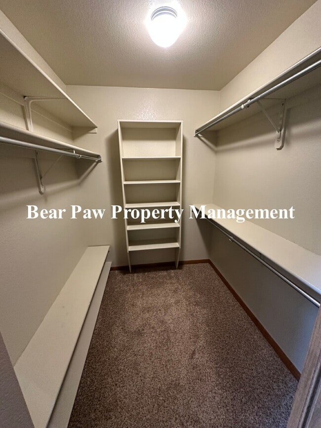 Building Photo - Beautiful Condo in Genesee!!
