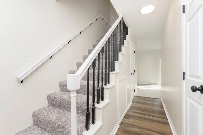 Building Photo - Renovated Duplex: Move-In Ready! 3 Bed, 1....