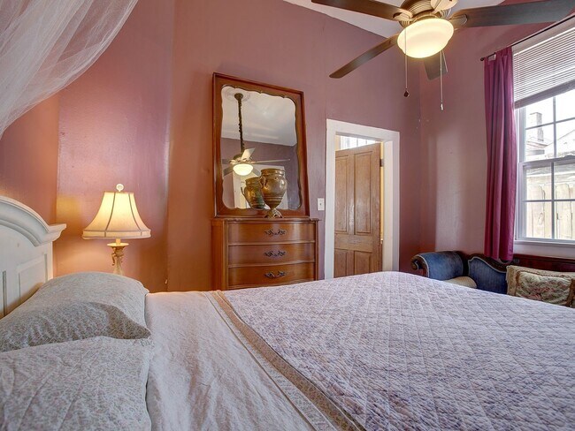 Building Photo - 617 Lyons St