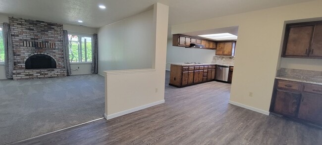 Building Photo - Newly Updated 3 Bdrm 2 Bath House Near Schools and Shopping, Corner of Shasta Pines and Mistletoe