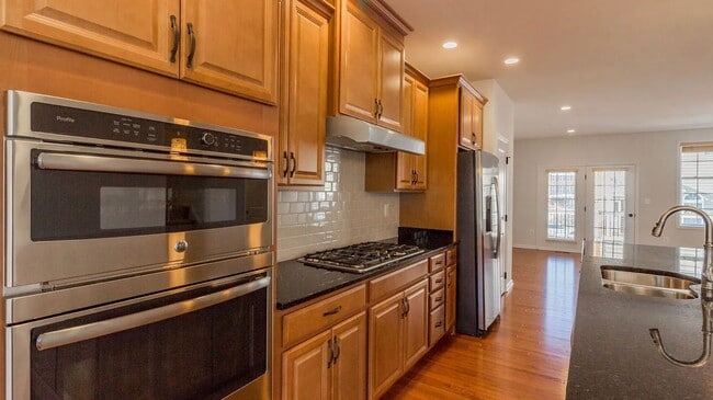 Building Photo - Stunning 3 Level, 3 Bed 3.5 Bath Townhome ...