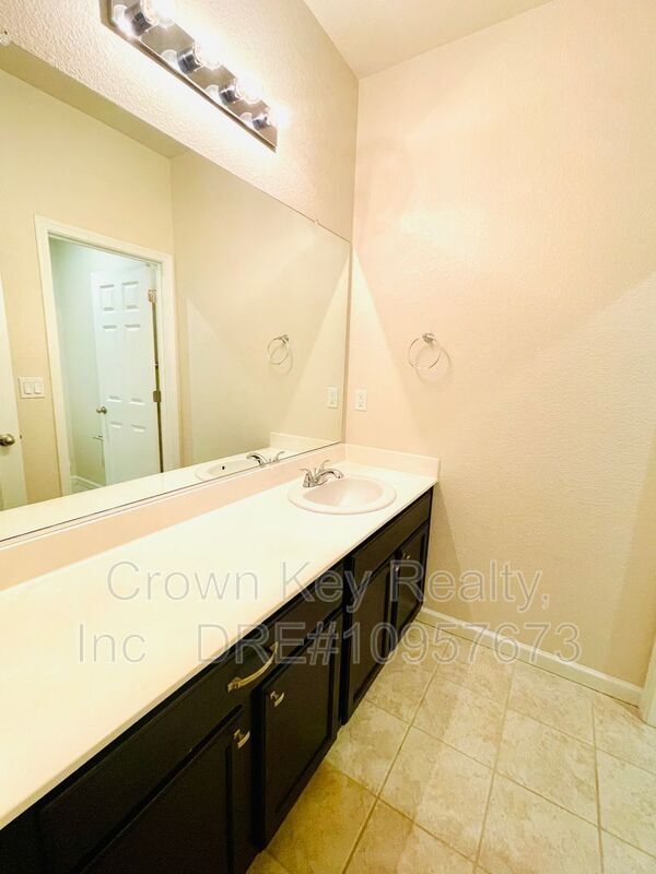 Building Photo - 611 W Strauss Dr