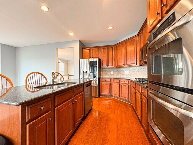 Building Photo - Stunning 3 Bed 2/2 Bath End-Unit Townhome In Desired Stone Ridge South