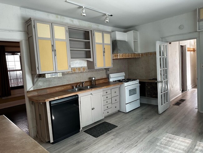 Building Photo - 3 bd, 1 ba house just north of downtown, w...