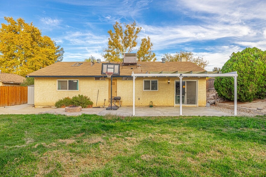 Building Photo - 43827 Lively Ave