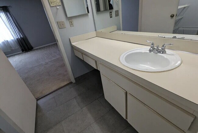 Building Photo - Centrally located, yet secluded 2 bedroom condo in the heart of Orlando for Rent