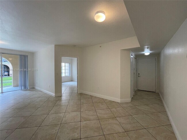 Building Photo - 2586 Centergate Dr
