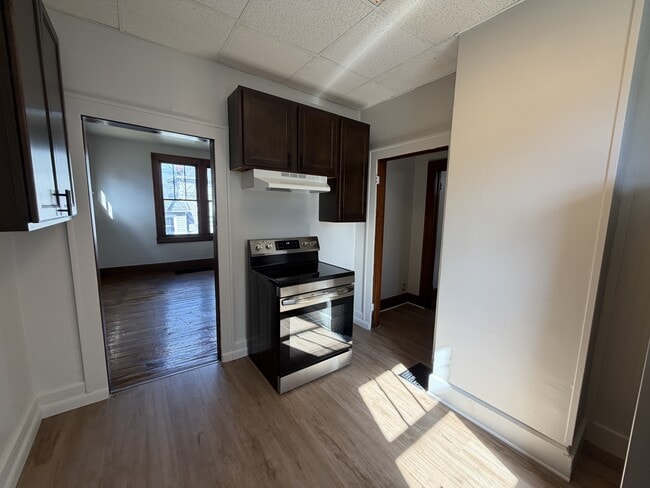 Building Photo - 403 Pine St