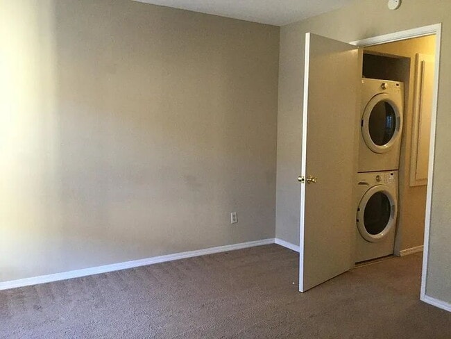 Building Photo - "Charming 2-Bed, 2-Bath Retreat in the Heart of Santa Clara!"