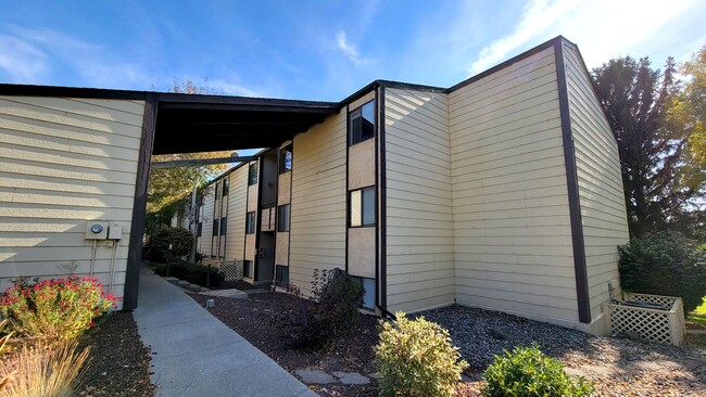 Building Photo - 3-bedroom, 2-bath Condo 'On the Green'