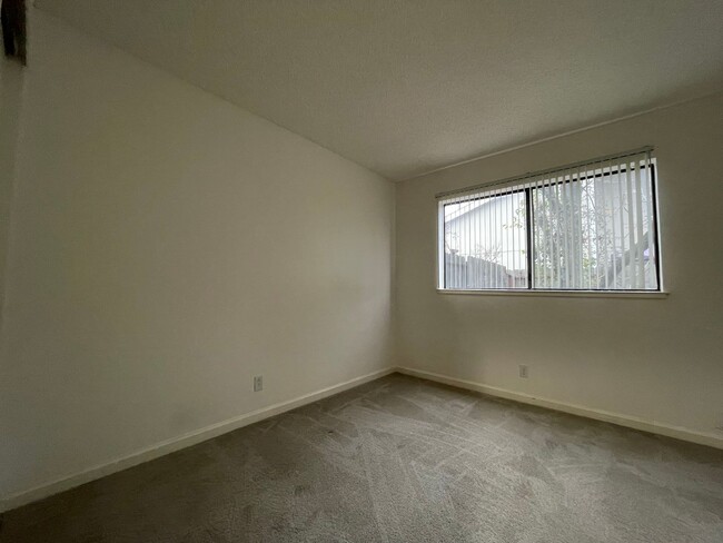 Building Photo - 2 Bedroom Duplex for Rent with Garage