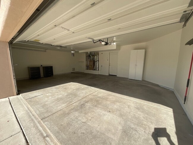 Building Photo - Great northeast location on cul-de-sac, 3 car garage