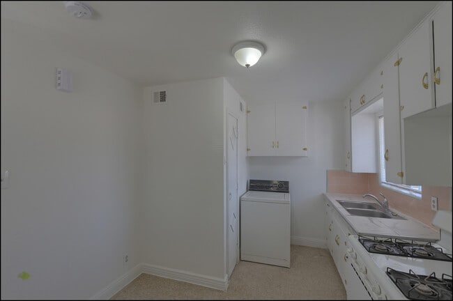 Building Photo - 810 Heisig Ave
