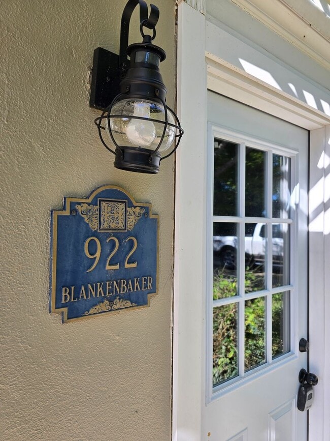 Building Photo - Charming Elevated 1-Bedroom Home Near River Road with Den