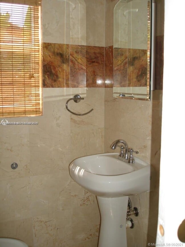 Building Photo - 329 W 28th St