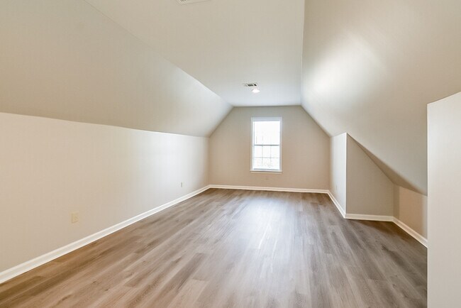 Building Photo - 9716 Kingsridge Dr