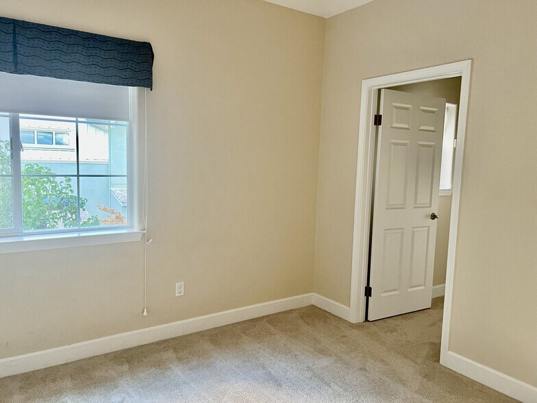 Building Photo - 853 Palou St