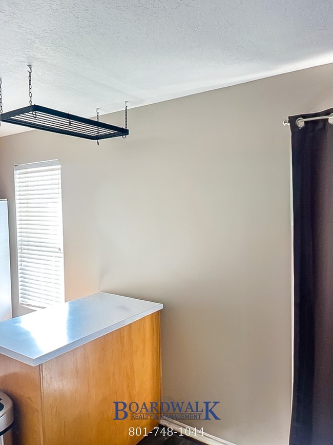 Building Photo - Incredible Townhome in WVC!