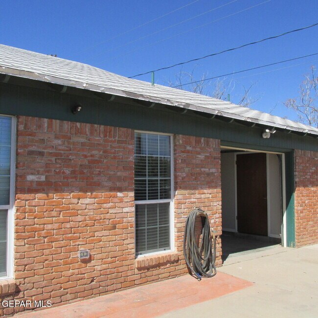 Building Photo - 2933 Wedgewood Dr