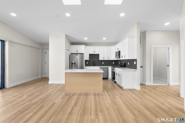 Building Photo - 937 Post Rd